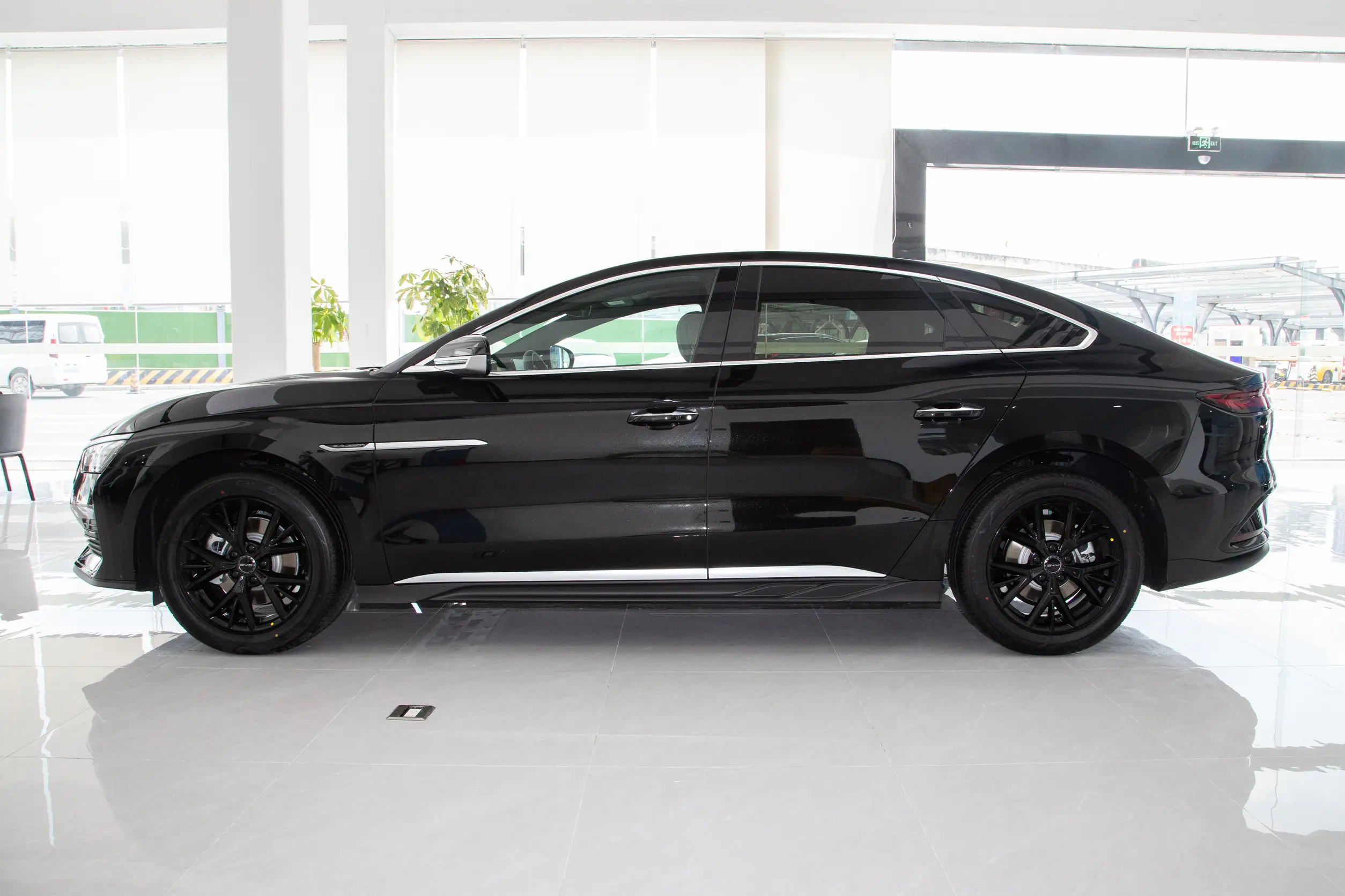 
BYD e9 2025 506km Luxury Edition full									