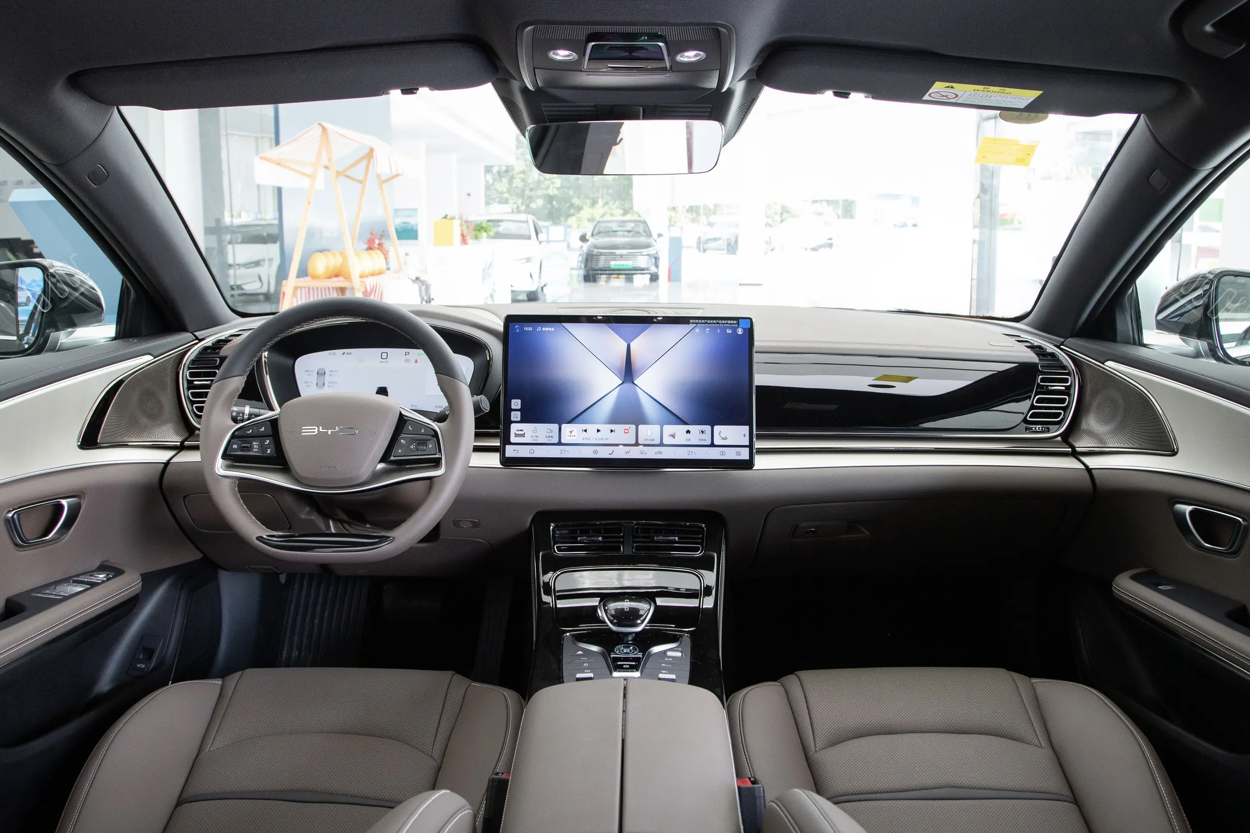 
BYD e9 2025 506km Luxury Edition full									